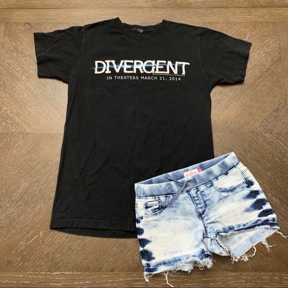 tultext Tops - 💟Black short sleeves t-shirt with Divergent on the front